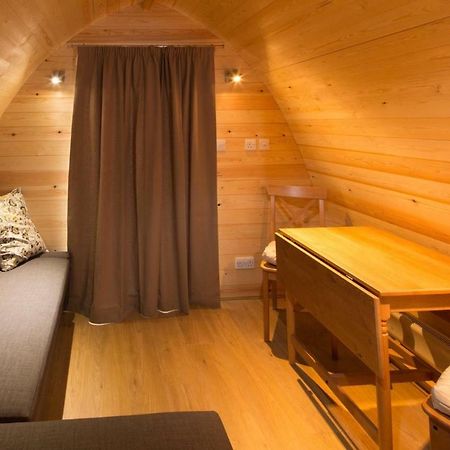Buttercup Glamping Pod Hotel เชลเทนแฮม ภายนอก รูปภาพ